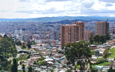 Panorámica de Bogotá en un día soleado.