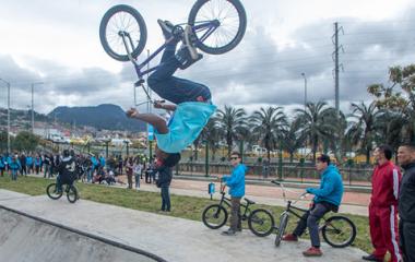 Joven en bicicleta