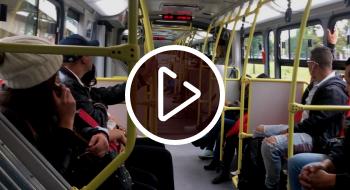 Las nuevas sillas en TransMilenio facilitarán el desplazamiento dentro del bus y evitará la concentración junto a las puertas. 