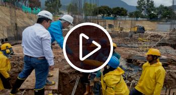 Alcalde Enrique Peñalosa supervisa avance en las obras de Centro Felicidad en la localidad de San Cristóbal - Foto: Alcaldía de Bogotá.