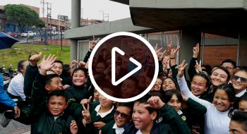 Los niños expresando su felicidad al alcalde Enrique Peñalosa por el nuevo parque Buenavista Porvenir en Ciudad Bolívar - Foto: Alcaldía de Bogotá.