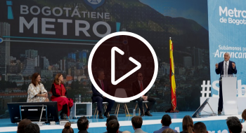 Momento del anuncio del metro en Bogotá en la imagen aparece la Ministra de Transporte, la Vicepresidenta de la República, el Presidente de la República, el gerente de la Empresa Metro y el Alcalde Mayor de Bogotá. 