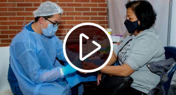 Imagen de una mujer donando sangre. 