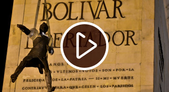 Estatua de Simón Bolívar siendo retirada de Los Héroes