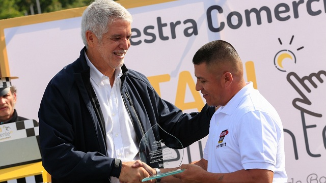 Peñalosa condecora al mejor taxista del mes y destaca uso de tabletas en taxis inteligentes en Bogotá