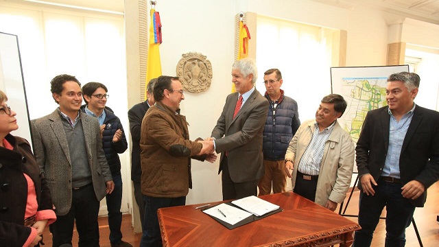 Firma decretos Lagos de Torca - Foto: Comunicaciones Alcaldía Bogotá / Diego Bauman