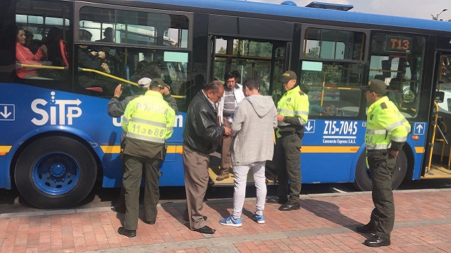 Policías realizan control entre los pasajeros - Foto: Alcaldía de Bogotá