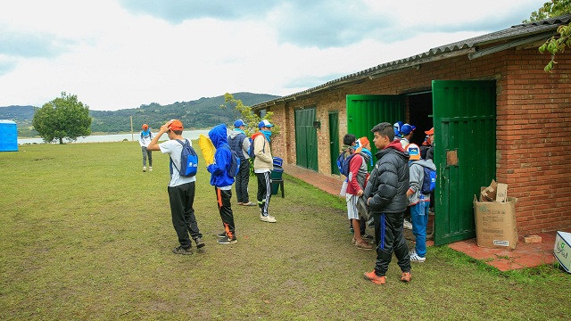 Nuevo campamento de estudiantes en el Embalse Tominé - Foto: Comunicaciones Alcaldía Bogtoá / Diego Bauman