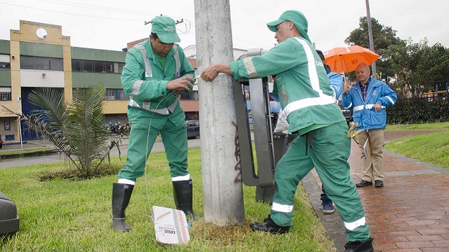 Instalación de canecas de basura en Bogotá - Foto: Prensa Acueducto Bogotá 