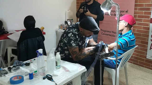 #CaroyCuervoINK es un proyecto apoyado por MinCultura para corregir tatuajes con errores ortográficos