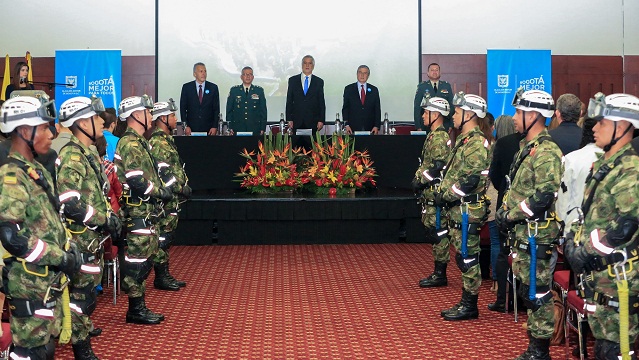 Condecoración soldados del Ejército - Foto: Comunicaciones Alcaldía Bogotá / Diego Bauman