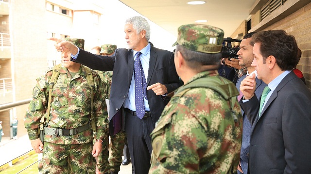 Entrega alojamiento y automotores para el Ejército - Foto: Comunicaciones Alcaldía Bogotá / Diego Bauman 