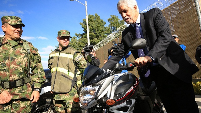 Entrega alojamiento y automotores para el Ejército - Foto: Comunicaciones Alcaldía Bogotá / Diego Bauman 