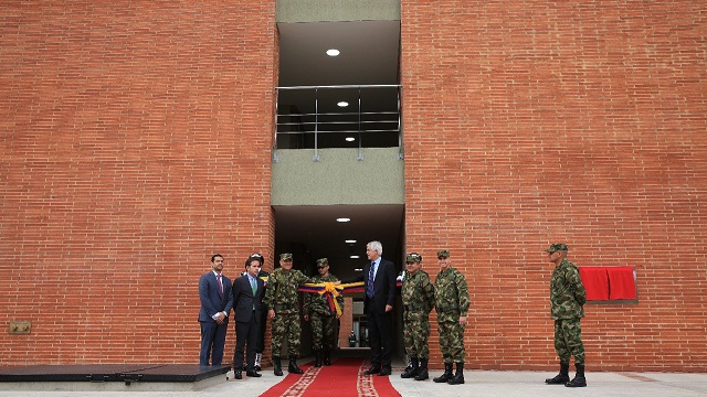 Entrega alojamiento y automotores para el Ejército - Foto: Comunicaciones Alcaldía Bogotá / Diego Bauman 