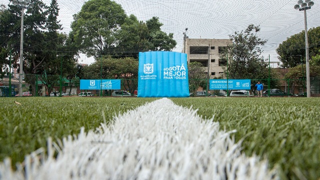 Entrega de canchas sintéticas en Puente Aranda y Kennedy - Foto: Comunicaciones Alcaldía Bogotá / Andrés Sandoval