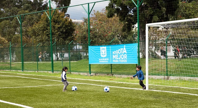 Maratón de entrega de canchas en Kennedy, Antonio Nariño y San Cristóbal - Foto: Comunicaciones Alcaldía Bogotá / Andrés Sandoval