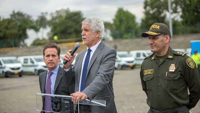 Entrega parrque automotor a la Policía de Bogotá - Foto: Comunicaciones Alcaldía Bogotá / Andrés Sandoval