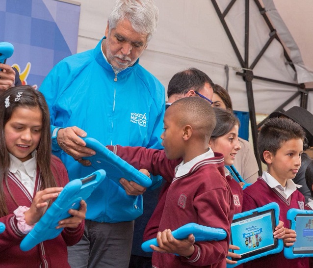 Entrega de tabletas en colegio Simón Rodríguez - Foto: Comunicaciones Alcaldía Bogotá / Andrés Sandoval