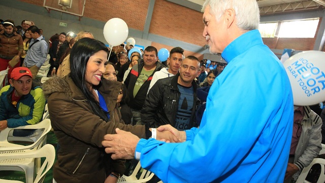 Entrega de títulos de vivienda en Ciudad Bolívar - Foto: Prensa Alcaldía Bogotá / Diego Bauman