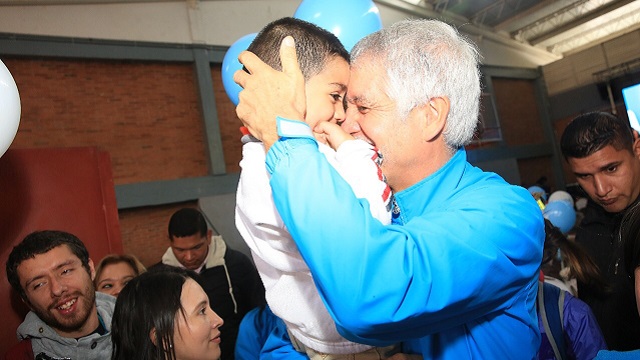 Entrega de títulos de vivienda en Ciudad Bolívar - Foto: Prensa Alcaldía Bogotá / Diego Bauman