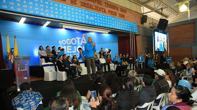 Entrega de títulos de vivienda en Ciudad Bolívar - Foto: Prensa Alcaldía Bogotá / Diego Bauman