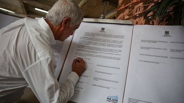  Firma pacto comerciantes 12 de Octubre- Foto: Comunicaciones Alcaldía Bogotá / Andrés Sandoval