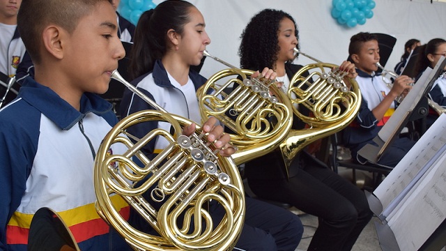 Entrega de instrumentos a Colegio Luis Ángel Arango - Foto: Prensa Secretaría de Educación 