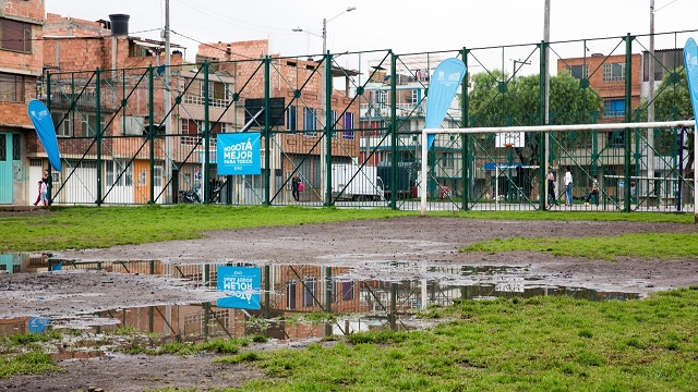 Contrucción cancha sintética en barrio Bilbao - Foto: Comunicaciones Alcaldía Bogotá / Andrés Sandoval