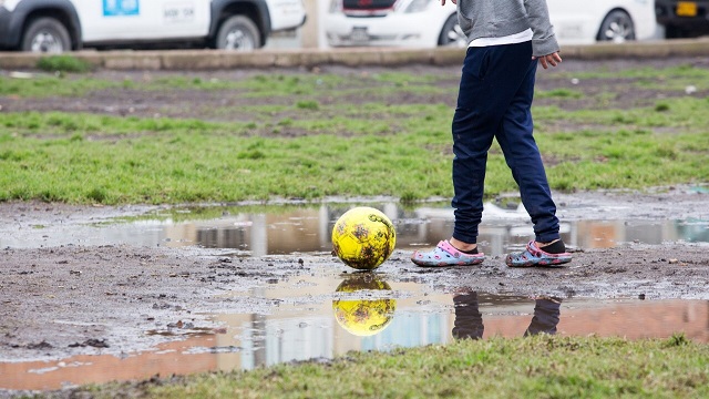 Contrucción cancha sintética en barrio Bilbao - Foto: Comunicaciones Alcaldía Bogotá / Andrés Sandoval