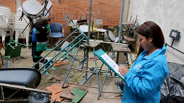 Mobiliario de los colegios en desuso entregado a recicladores - Foto: Comunicaciones Secretaría de Educación 