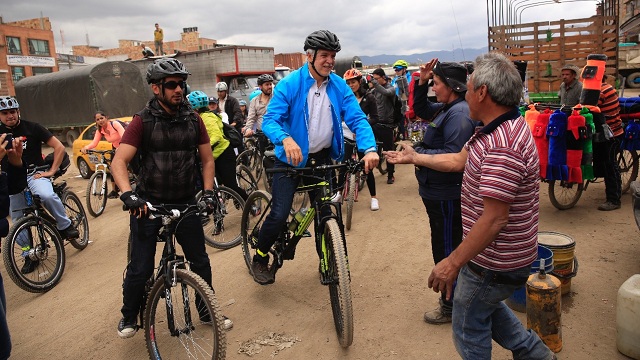 El alcalde recorrió lo que será la Av. Alsacia - Foto: Alcaldía Mayor de Bogotá/Diego Baumán