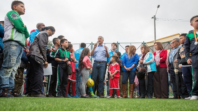 Entrega de cancha en pasto sintético 'La Mina' - Foto: Alcaldía Mayor de Bogotá/Andrés Sandoval