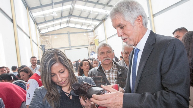 Firma del pacto 'Me la juego por El Restrepo' - Foto: Alcaldía Mayor de Bogotá/Andrés Sandoval