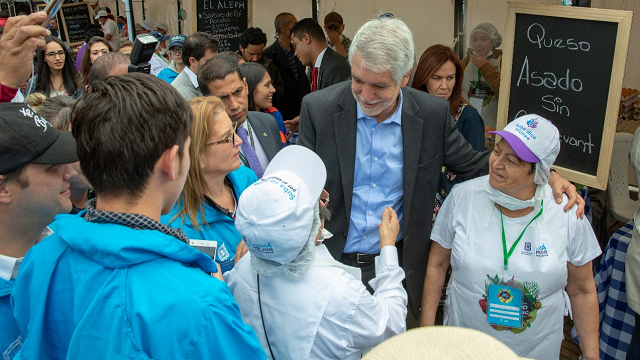 El alcalde Peñalosa recorriendo el Mercado Campesino - Foto: Alcaldía Bogotá