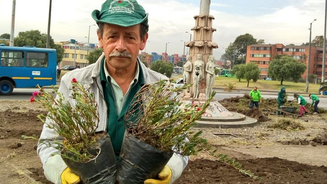 Siembra de plantas en el Monumento a Las Banderas - Foto: Jardín Botánico de Bogotá