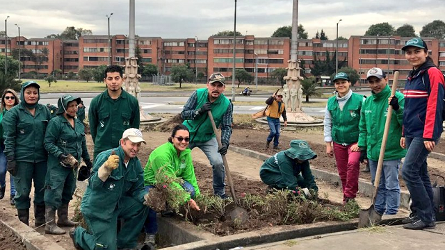 Siembra de plantas en el Monumento a Las Banderas - Foto: Jardín Botánico de Bogotá