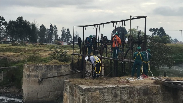 Operativo en el Río Tunjuelo por compuerta ilegal - Foto: Secretaría de Ambiente