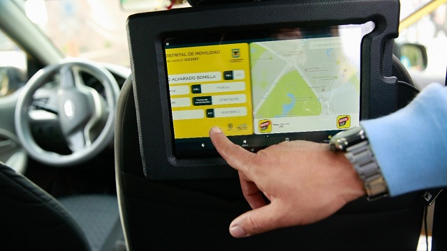 Peñalosa condecora al mejor taxista del mes y destaca uso de tabletas en taxis inteligentes en Bogotá