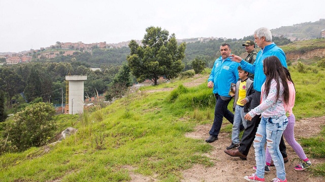 Entrega de lote en Ciudad Bolívar - Foto: Alcaldía Mayor