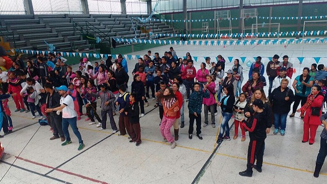 Niños aprenden sobre prevención con Bomberos de Bogotá. Foto: Bomberos de Bogotá