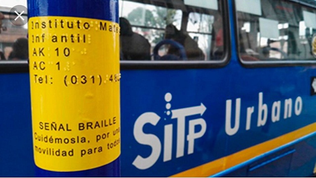 Nuevas plaquetas braille para 221.000 habitantes con discapacidad visual. Foto: TransMilenio